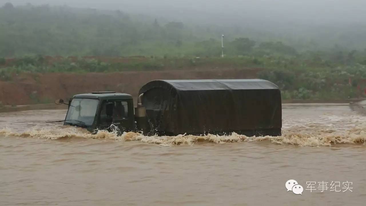 极限摩托帅气操作,极限驾驶汽车兵上演速度与激情
