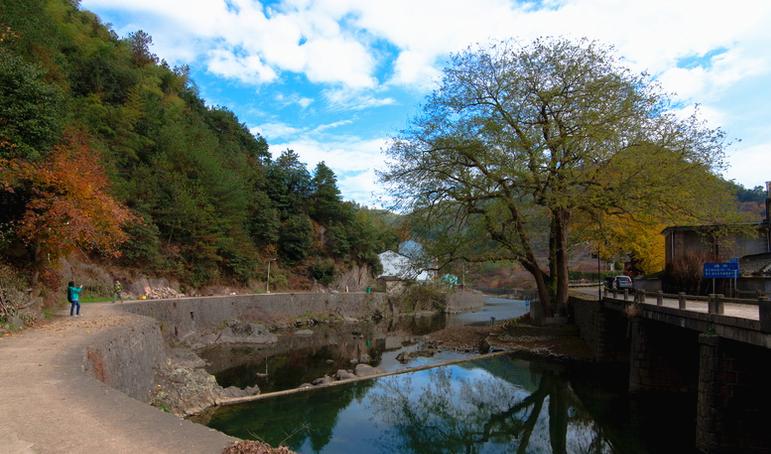 山间漂流避暑旅游,浙江深山避暑天堂住木屋