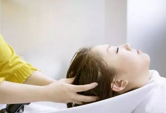 惊！原来这样洗头会令头发越来越少！附：老中医生发秘方！