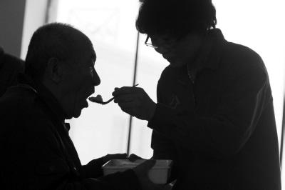 老年痴呆有救了，黄手环或将成为历史！