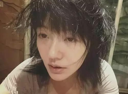 她坐过刘德华大腿，强吻吴彦祖，曾经的女神如今却造型辣眼睛