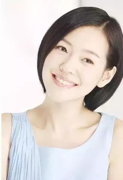 她坐过刘德华大腿，强吻吴彦祖，曾经的女神如今却造型辣眼睛