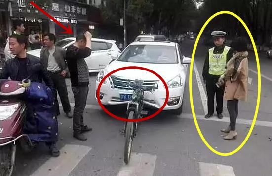 小车追尾自行车责任,轿车追尾自行车被撞