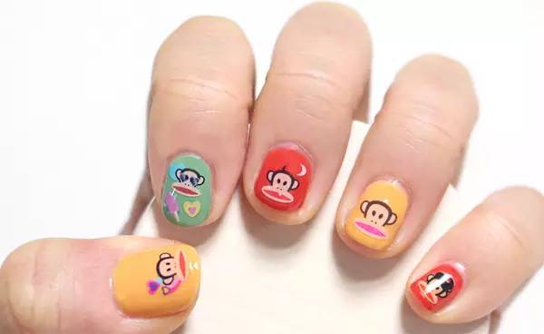 粉饼上面有一个玫瑰,粉饼上面有个兔子