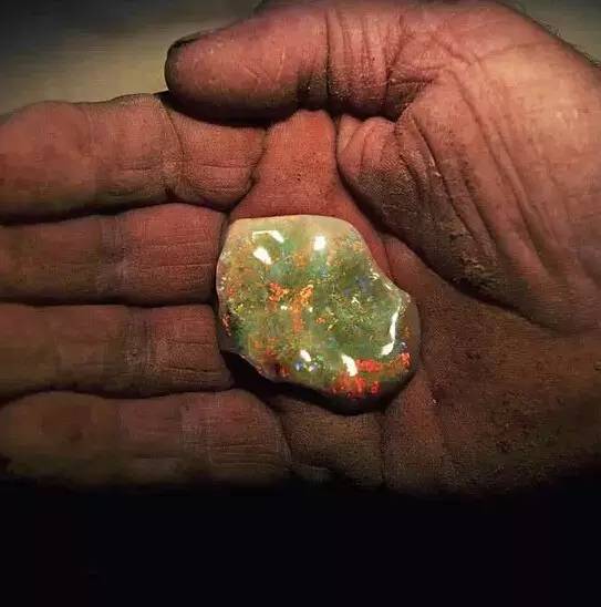 莎士比亚都为之倾倒的宝石，你的珠宝箱里不能没有一颗欧泊！