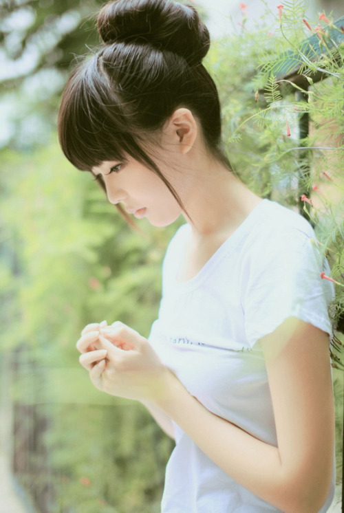 男人压在她身上,她猛地扇他一巴掌,他竟狠心将她光着身丢进海里