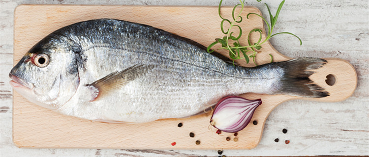 食物冻在冰箱上怎么办,冰箱冻一年的食物还能吃吗