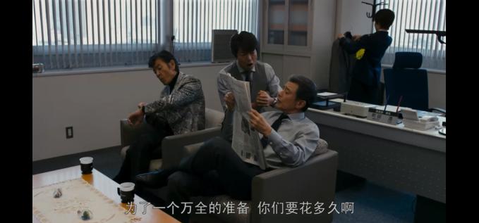 老牛吃嫩草!退休老警察凭什么获得年轻美少女疯狂垂青?