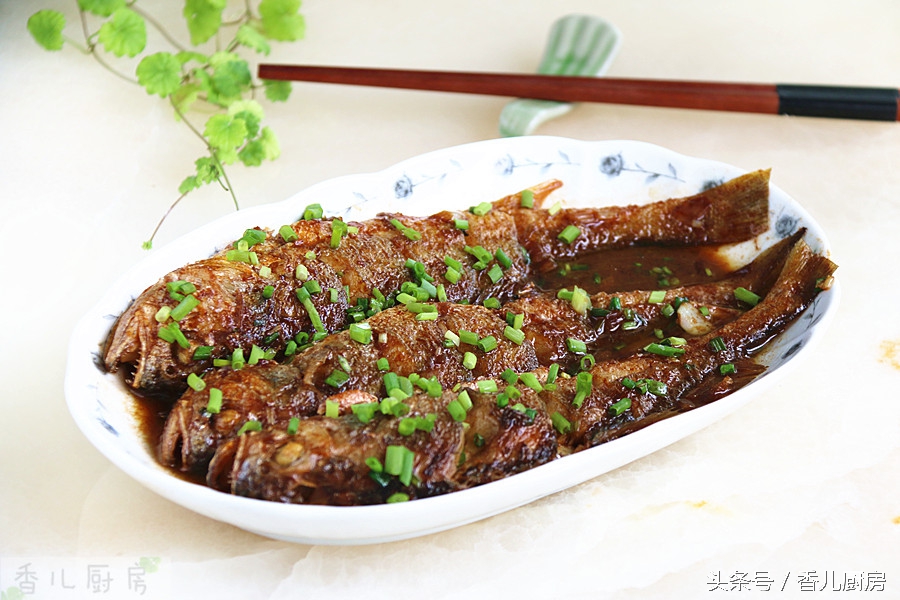 煎鱼掉皮怎么继续做红烧鱼,煎鱼怎么不粘锅不掉皮红烧