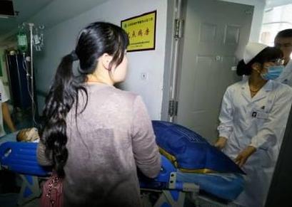 3岁多宝宝有便血怎么回事,宝宝便血三天了鲜红不痛能自愈吗