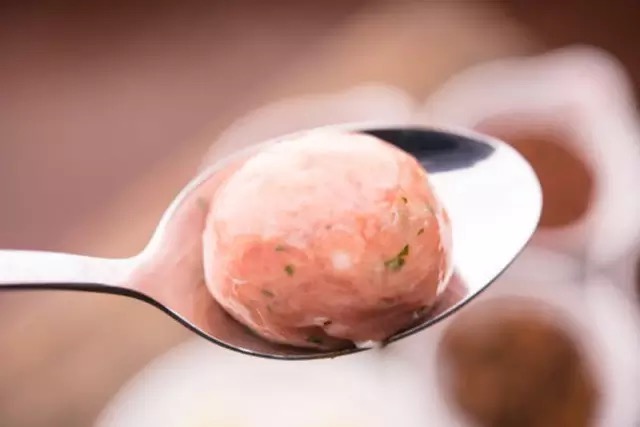 食物冻在冰箱上怎么办,冰箱冻一年的食物还能吃吗