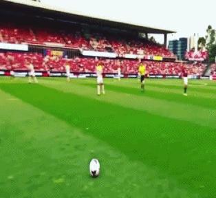 足球场上那些尴尬的瞬间,足球场上的尴尬时刻