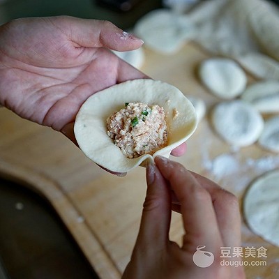 鲜汁四溢的小笼汤包——附详细包子手法图