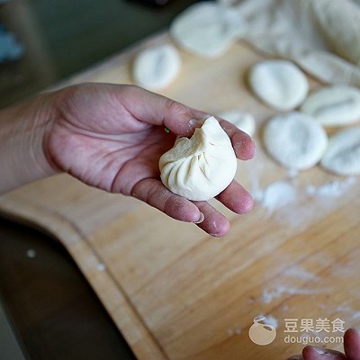 鲜汁四溢的小笼汤包——附详细包子手法图