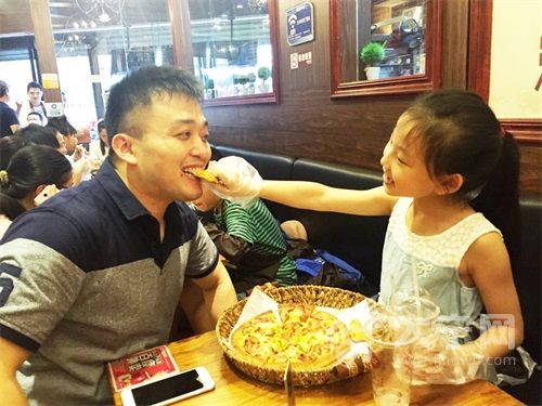 快乐多亲情浓——小记者家庭走进玛格利塔制作披萨