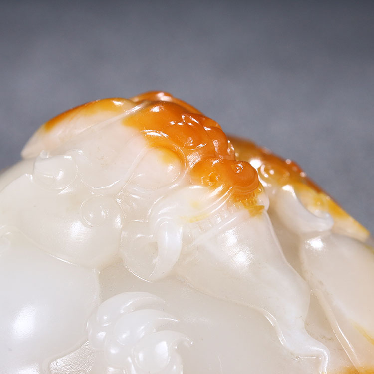 组图：*疆新**和田玉羊脂白玉籽料制成的手把件，雕刻细腻精致手感好