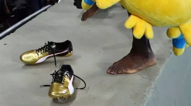 博尔特金色钉鞋,博尔特跑得最快的秘诀是什么