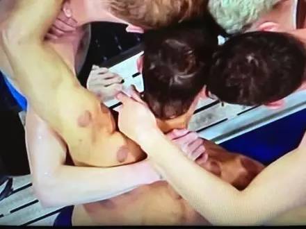 作为一个有同样爱好的老陕我必须提醒菲尔普斯:拔罐后不能下水！