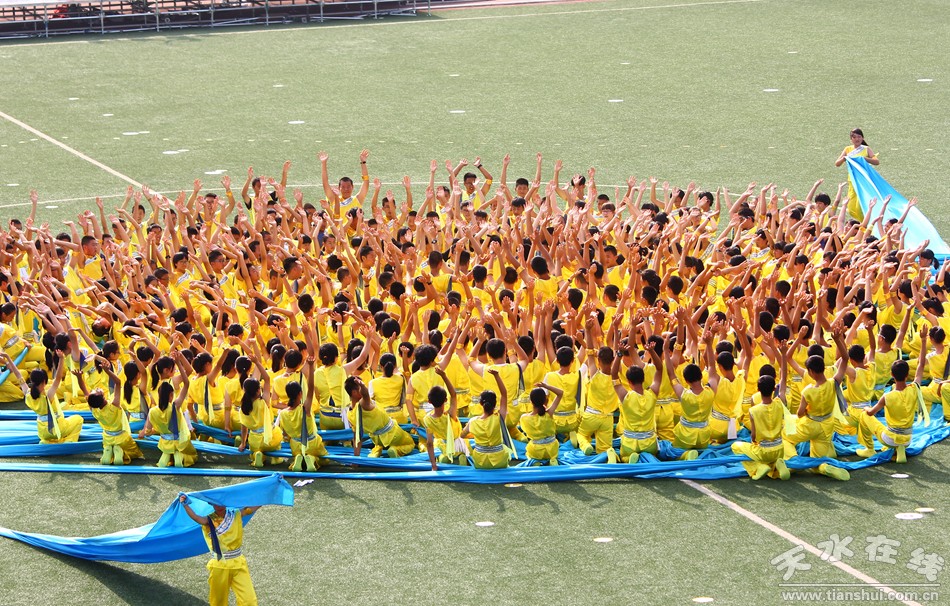 爸爸看到夏令营的女儿晒黑了,爸爸看到女儿军训被晒黑