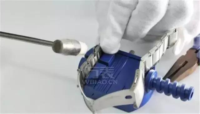 罗西尼手表表带怎么调节长短,弹簧表带怎样调整长短