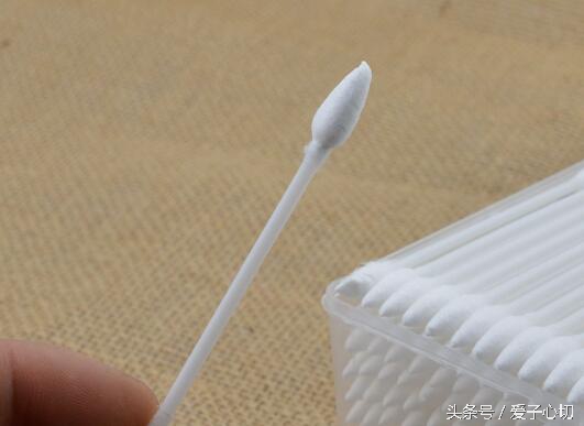 怎么用棉签给孩子掏耳朵,小朋友可以用棉签掏耳朵吗