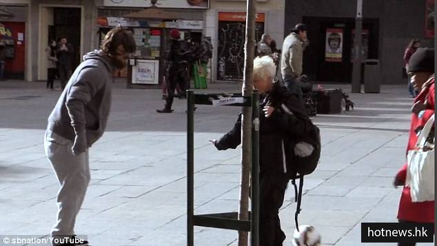 C罗扮成游民在街上踢球把妹还被拒绝