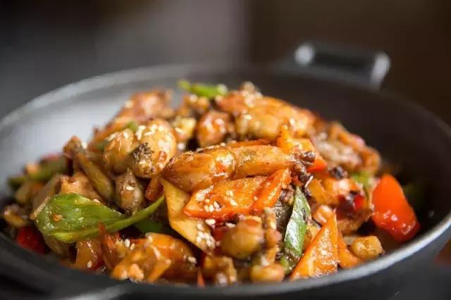 奇葩！泉州这家餐厅竟开在3D电影院里！招牌菜是西瓜皮！