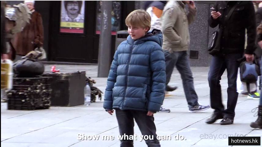 C罗扮成游民在街上踢球把妹还被拒绝