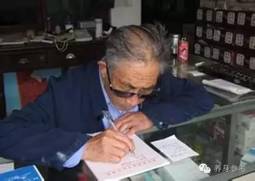 告别白发其实很简单,白发三千丈缘愁似个长的后一句