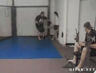 城会玩！开着汽车踢足球，用挖掘机当守门员