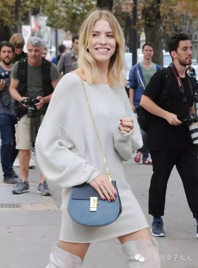 最时髦的人都在背两个包出门,最近都在背网红包包