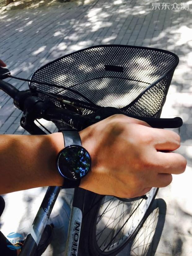 能刷门禁卡公交卡的智能手环,可以扫卡的智能手环