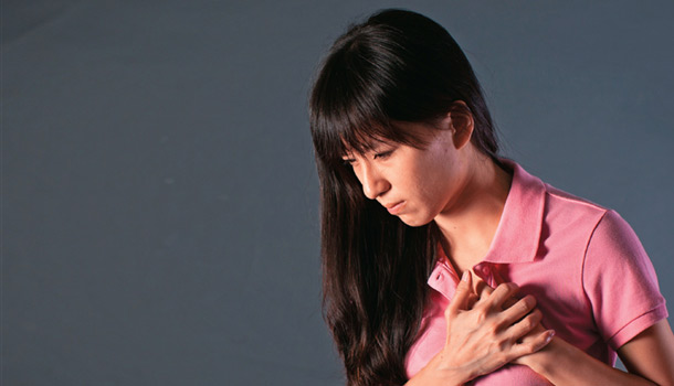 胸口闷喉咙隐隐作痛是怎么回事,左胸口闷疼和后背痛是怎么回事