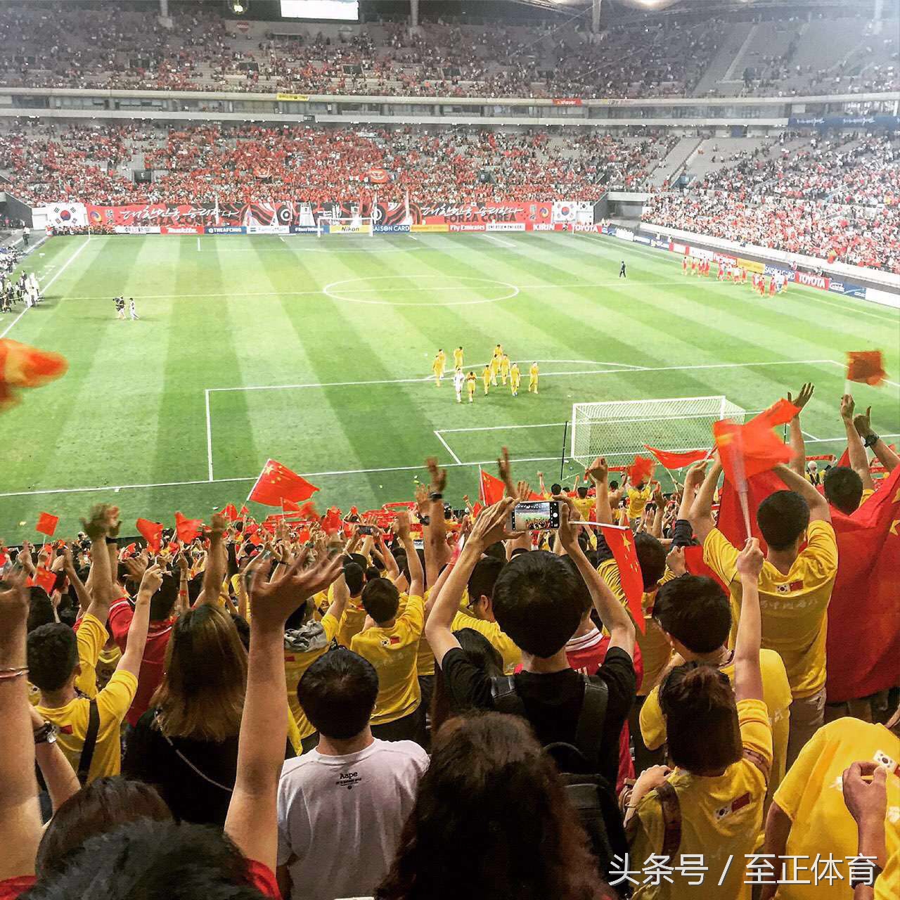 中韩球迷冲突被打视频,韩国球迷被打脸名场面