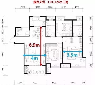 只隔一条街，一个卖700套，一个却不足100