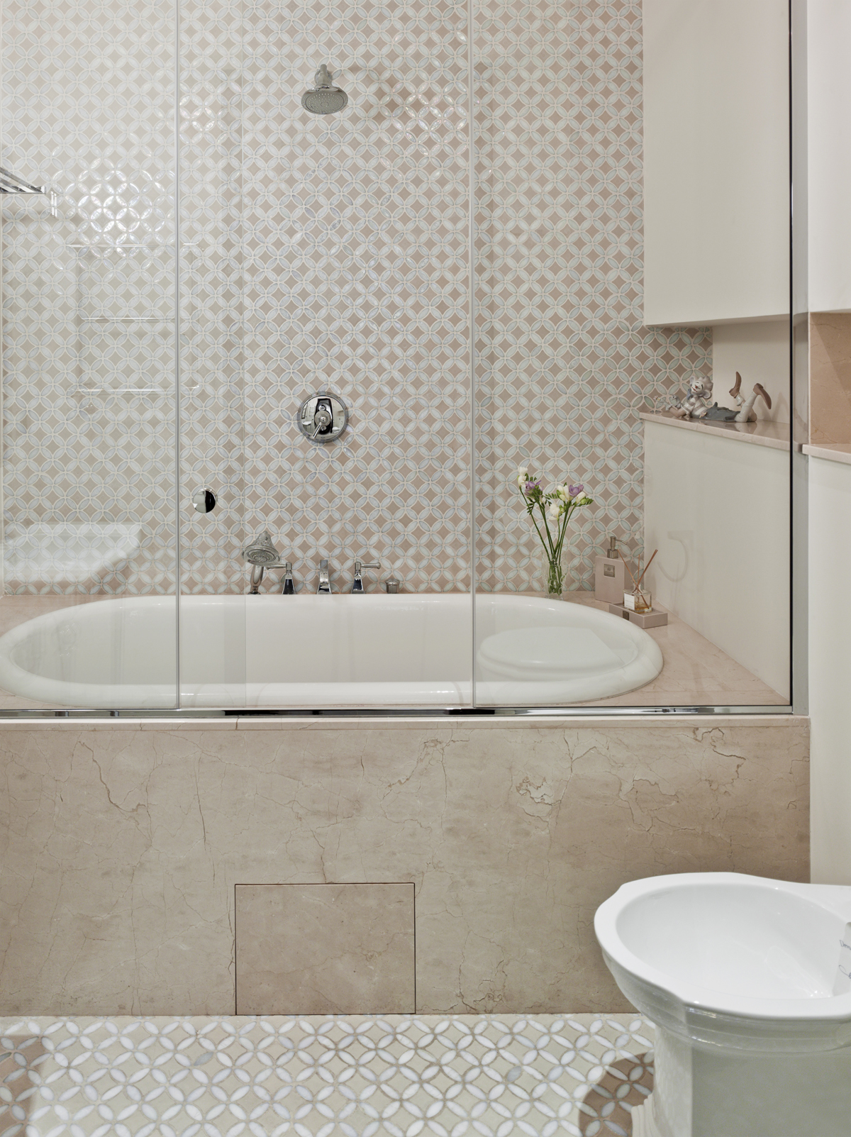 浴缸底下渗水怎么处理,浴缸底下漏水怎么补救