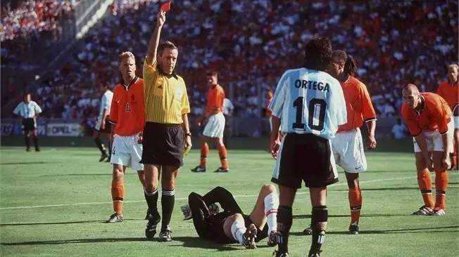 一张红牌结束,一张红牌罚下了自己