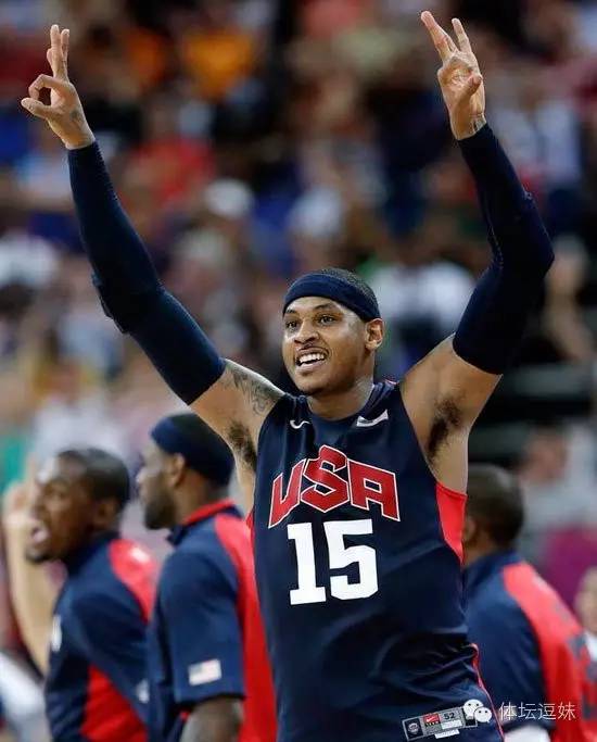 足球鱼跃冲顶可双手扶地吗,足球赛场踢中横梁