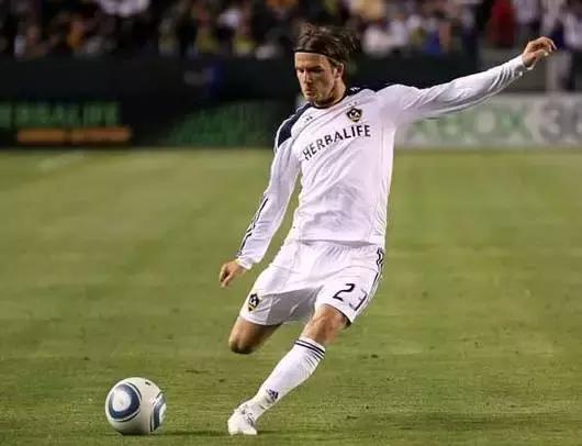 香蕉球怎么踢出弧线,足球怎么踢出香蕉球教学