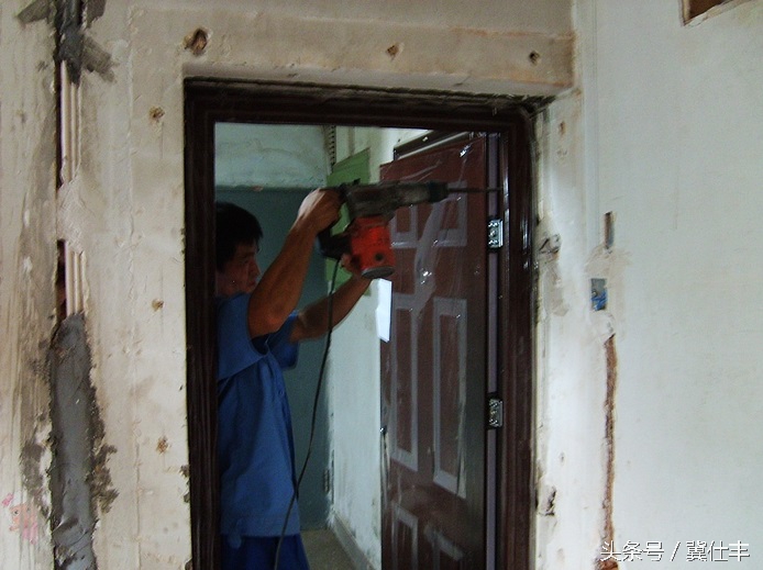 装修后地面铲不掉,装修完地板砖不平整是怎么回事