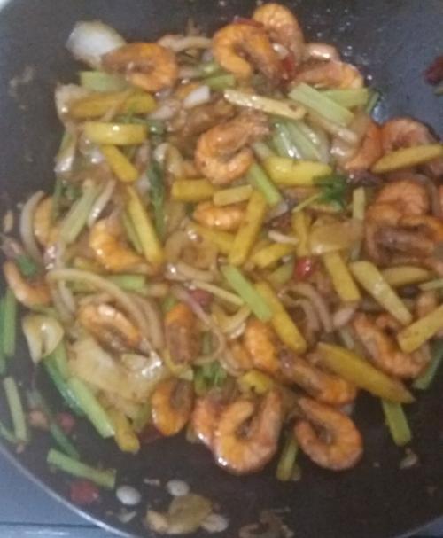 干锅虾家常做法简单好吃,干锅虾中可以放什么干锅虾配菜