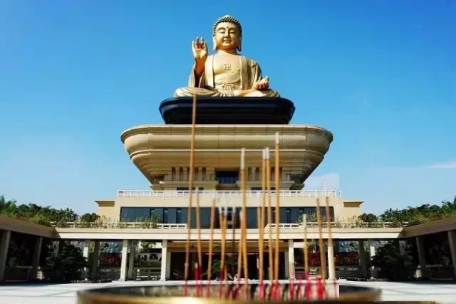 寺院夜里烧香拜佛祈福视频,去藏传寺院烧香拜佛的讲究