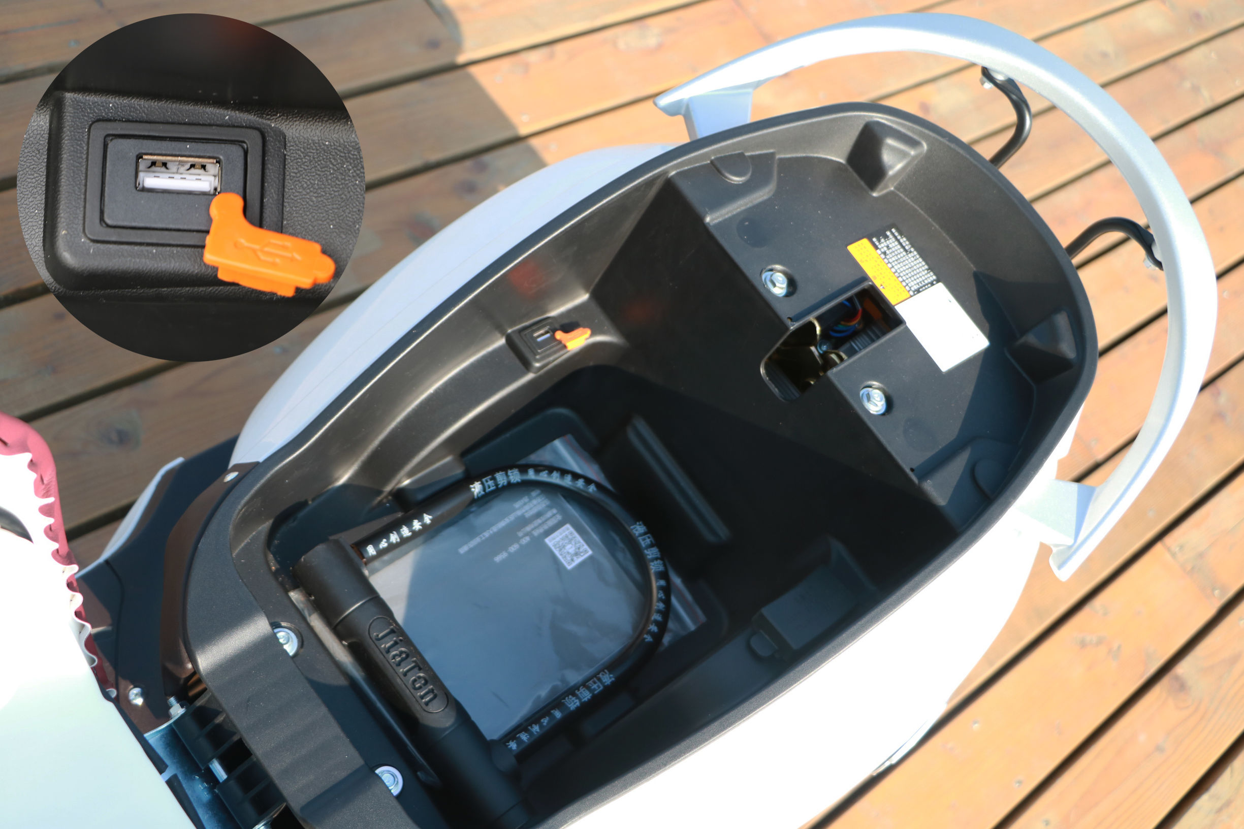 雅迪和小牛哪个更智能,雅迪比小牛更稳定