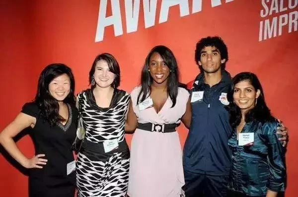 黑人学霸姑娘众筹10万美金为非洲儿童制作发光足球