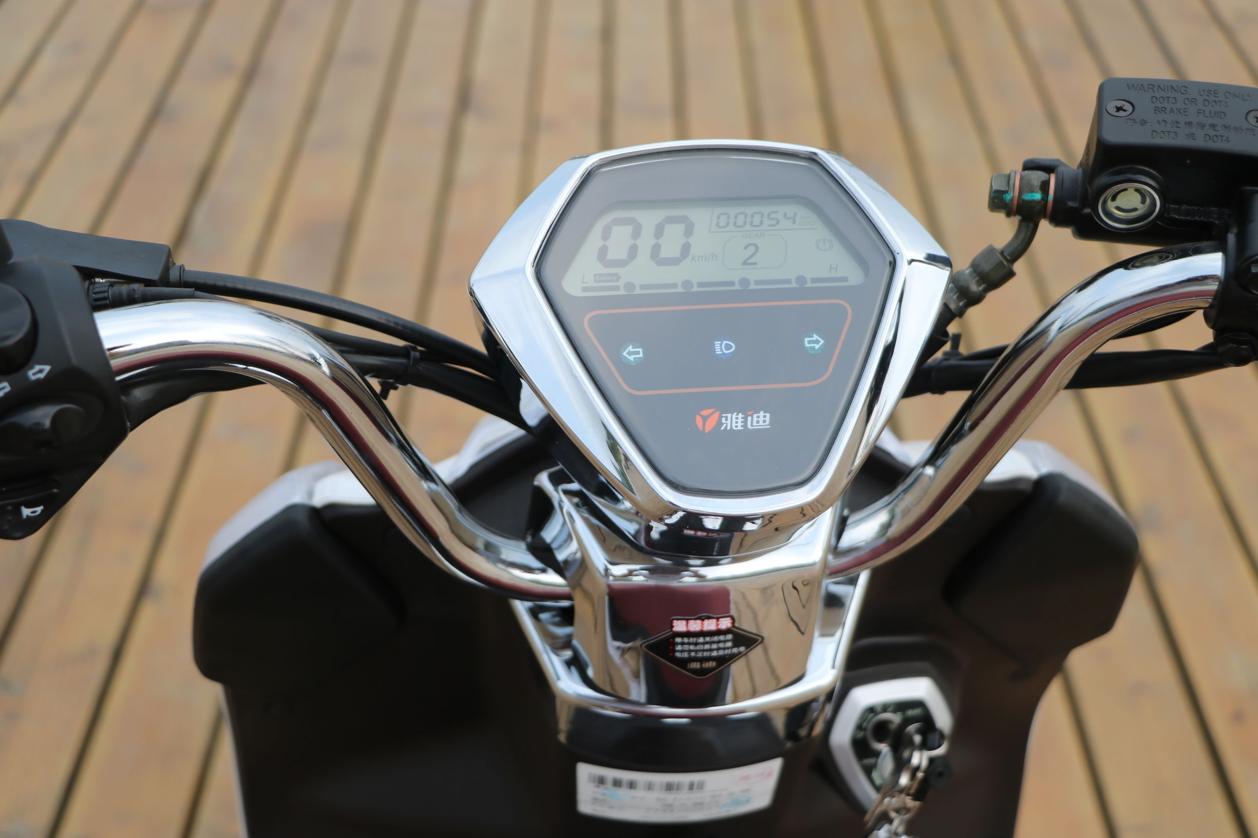 雅迪和小牛哪个更智能,雅迪比小牛更稳定