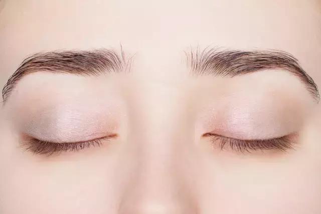 彩妆届又出一波液体眼影，据说霓虹国的妹子已经到了拼人品去抢