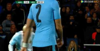 球迷冲进球场膜拜偶像梅西,球迷冲上场地膜拜梅西