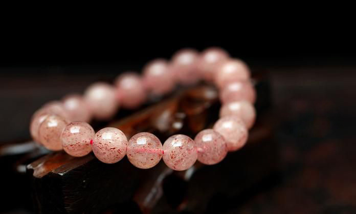 草莓晶手串的功效与作用,草莓晶的功效和寓意