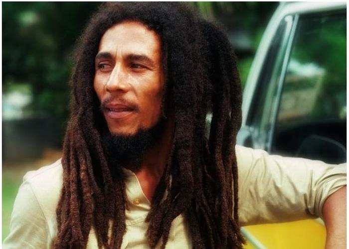 这个利比亚盲人用一把油漆桶和钢丝线做成的破吉他,让世界汗颜