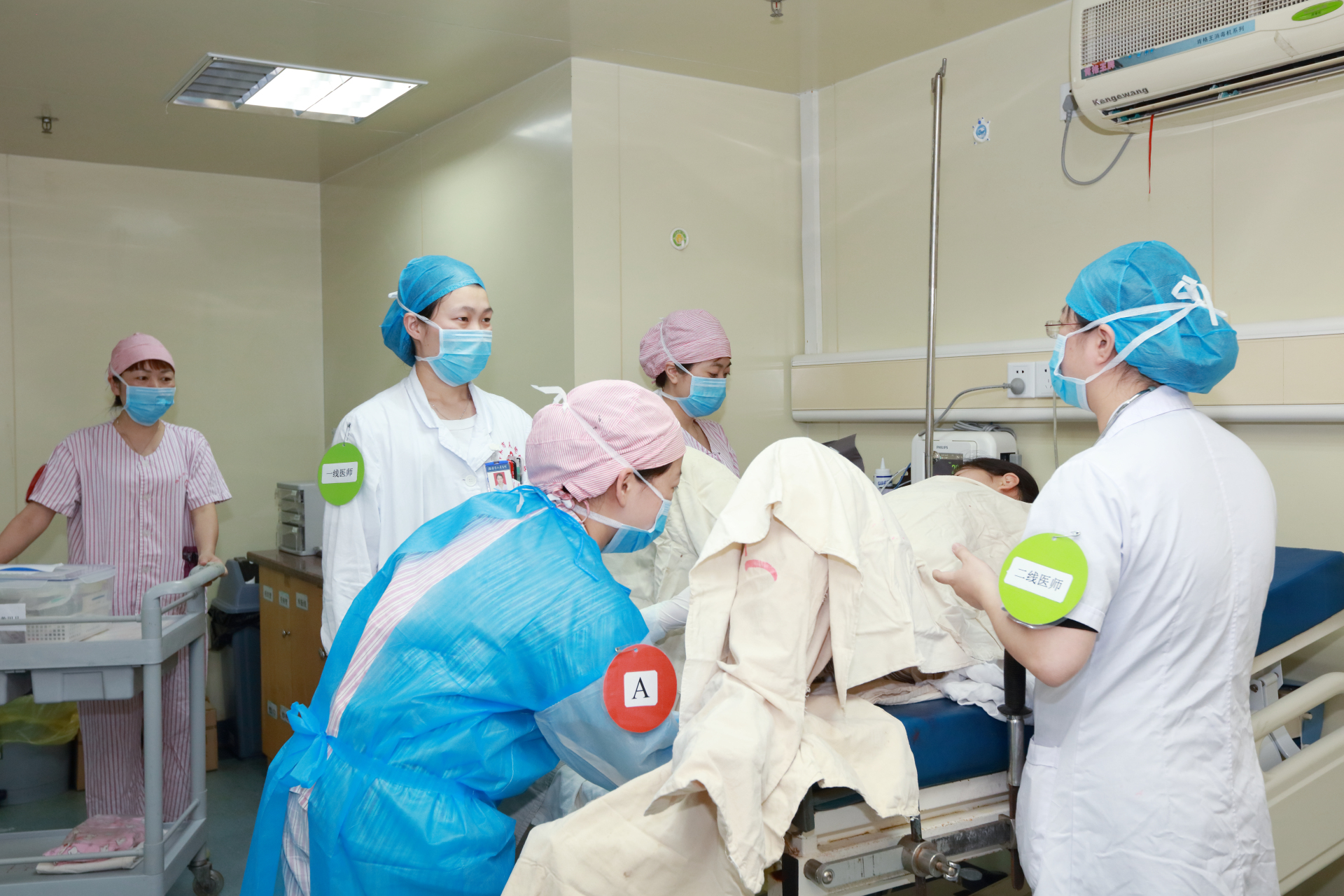 摄影大赛无影灯下的娘子军，无论白天、黑夜，她们与这里结下不解之缘！（作品展示102期）